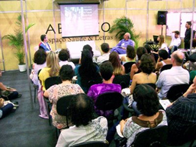  Sessão do <EM>Espaço Saúde & Letras</EM> realizada no 8° Congresso Brasileiro de Saúde Coletiva, em 2009, no Recife (Fotos: Renata Maués/Editora Fiocruz) 